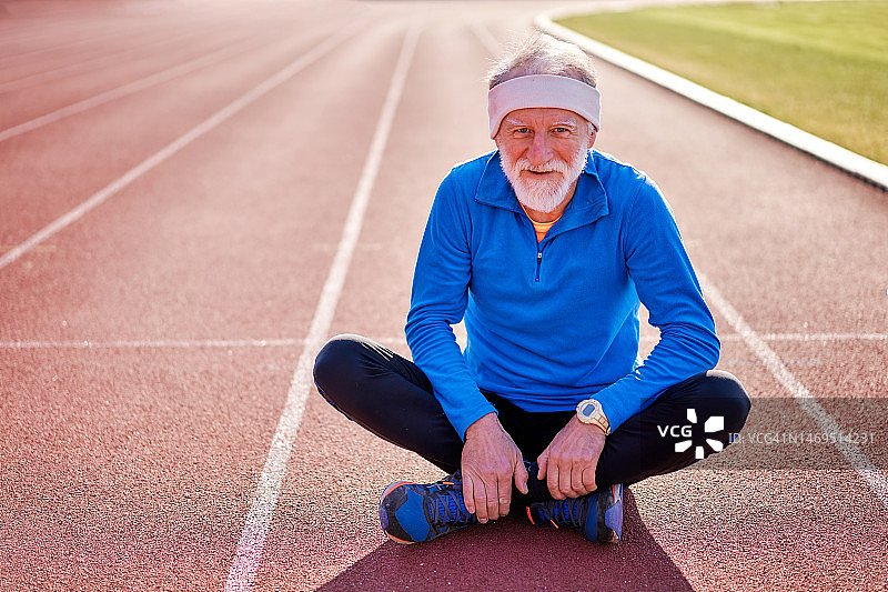 自豪的老年运动员的肖像休息后，具有挑战性的锻炼图片素材
