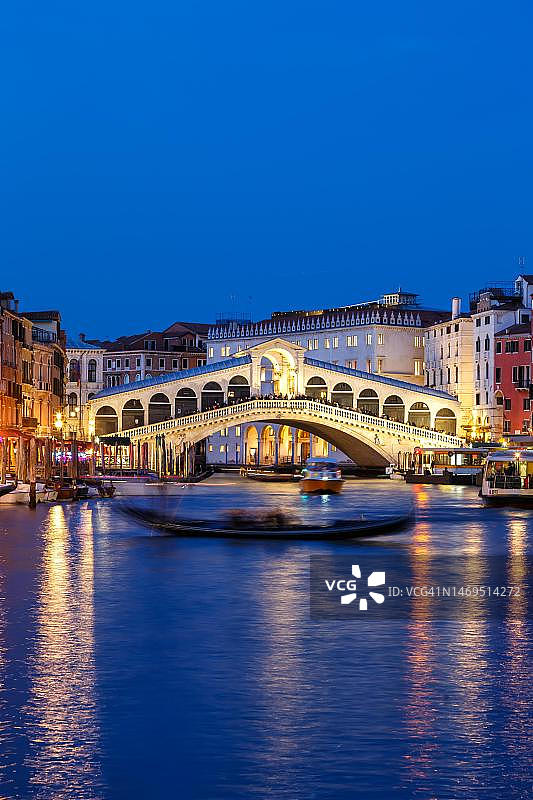 意大利威尼斯大运河上的里亚托桥，夜晚乘坐贡多拉旅行图片素材