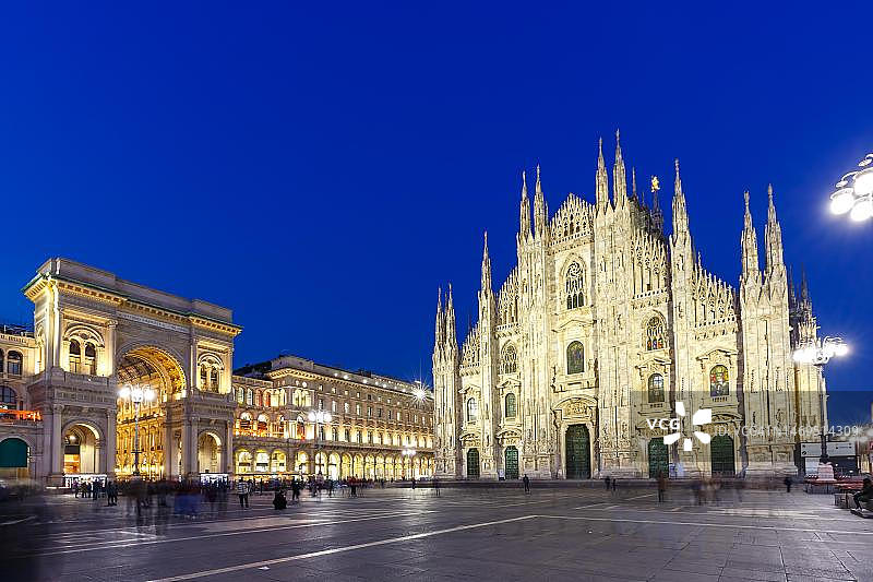 米兰大教堂和维托里奥·埃马努埃莱二世拱廊夜景图片素材