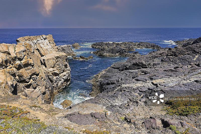 萨穆凯拉海滩岩层，维森蒂娜海岸，科武港，锡尼什，阿连特茹，葡萄牙图片素材