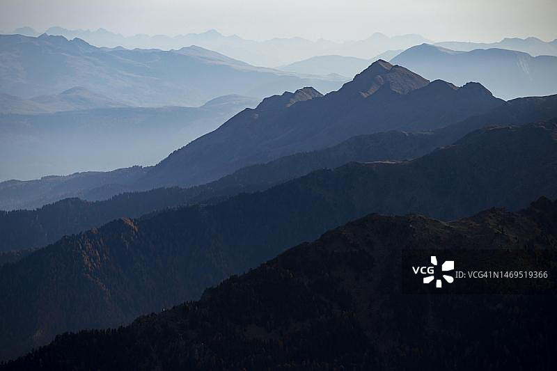 南蒂罗尔山脉晨曦，马特尔山谷，梅拉诺，芬施高，意大利图片素材