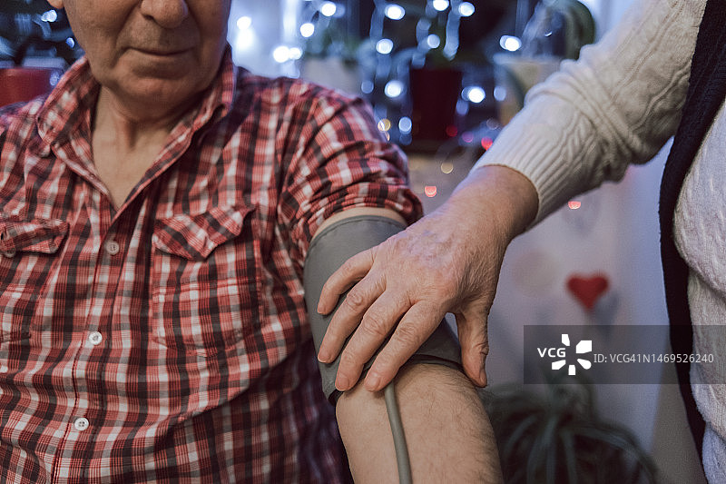 测量血压前调整袖带图片素材