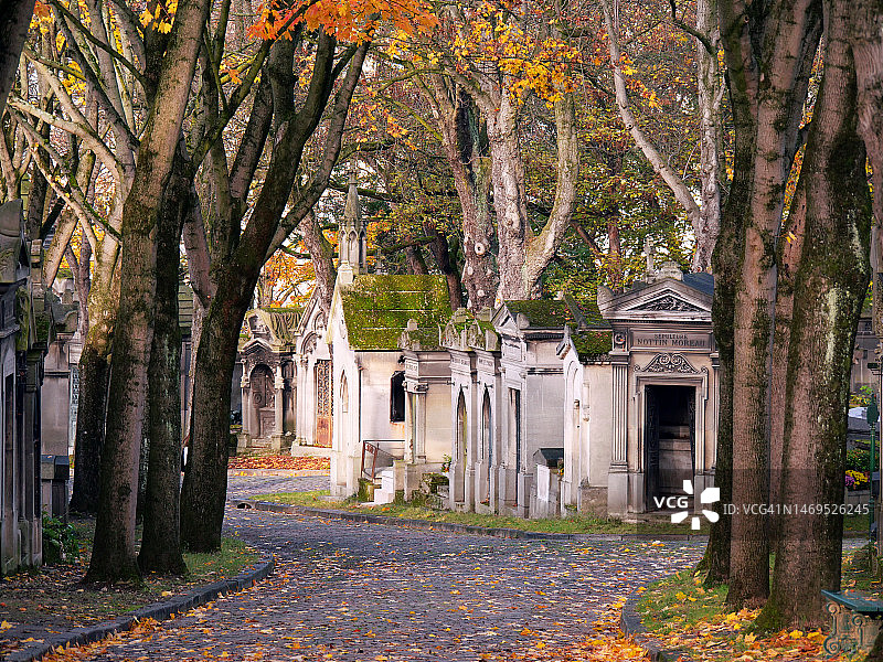 秋季树下的旧殡仪教堂和拉雪兹神父公墓的铺砌小路图片素材