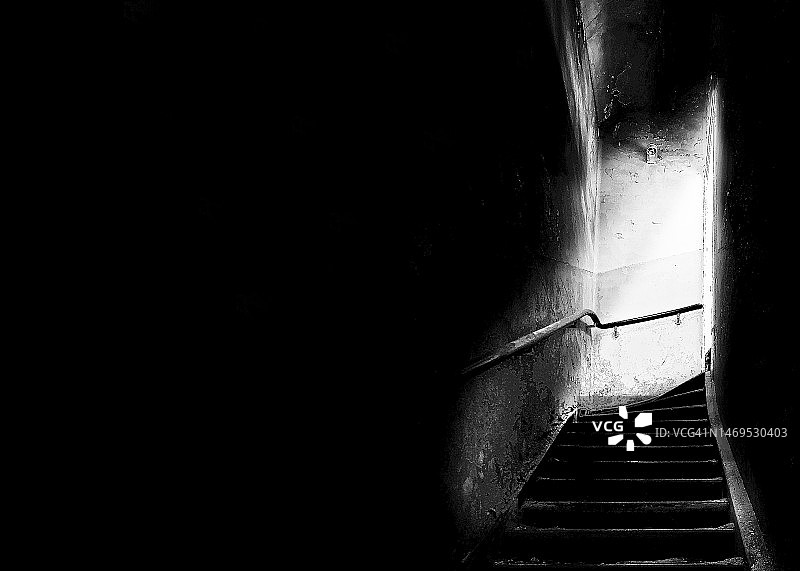 通往明亮门口的楼梯图片素材