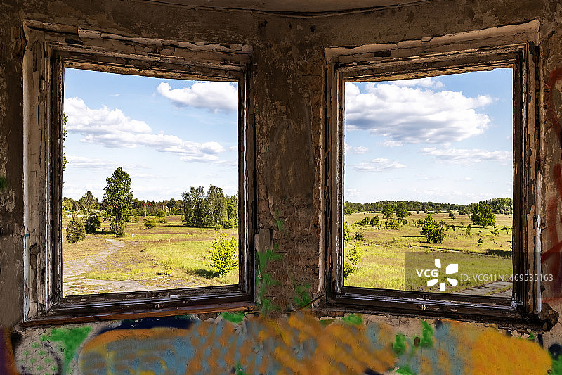 在自然中向窗外看图片素材