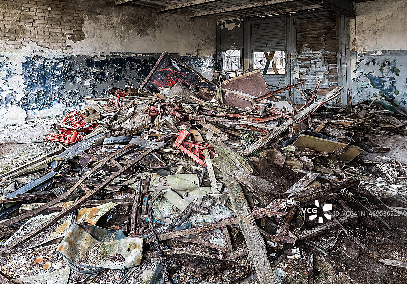 堆满垃圾的废弃房间图片素材