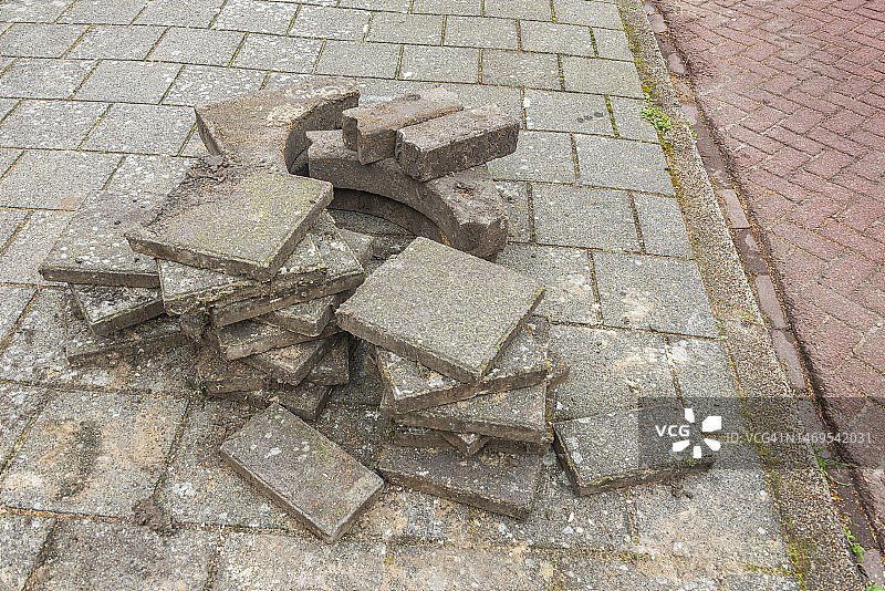 堆放在人行道上的各种旧铺路石图片素材