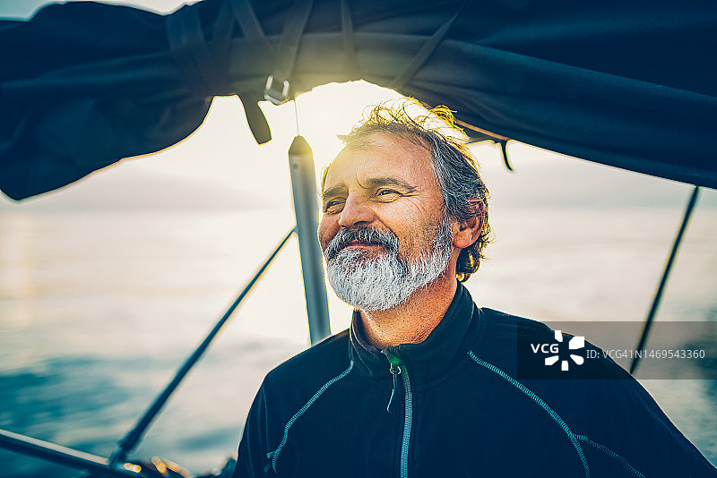 船长驾驶帆船图片素材