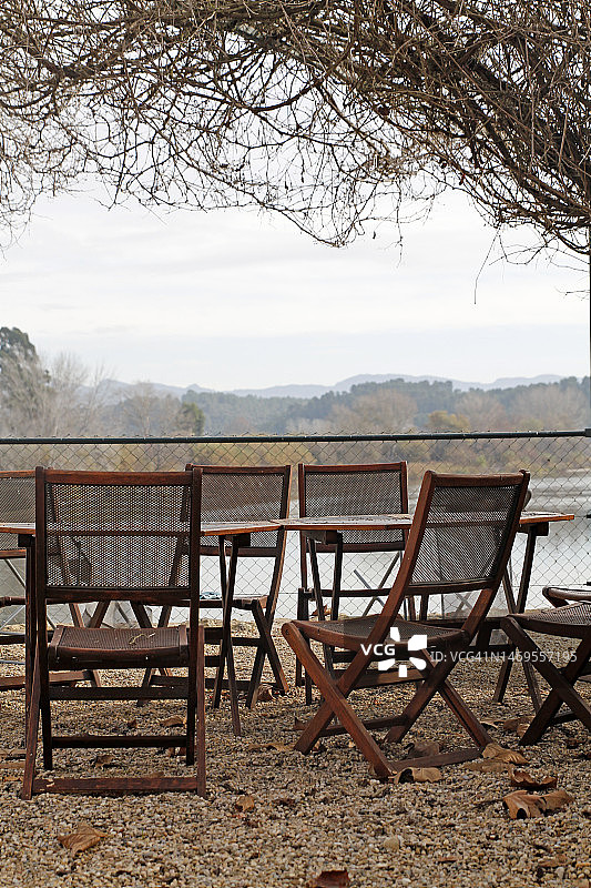 可欣赏河流景色的露台图片素材