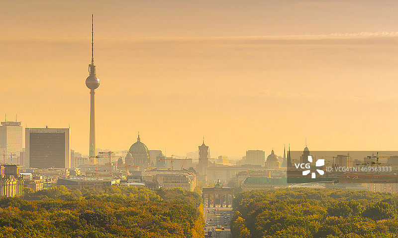 柏林天际线：勃兰登堡门和电视塔（德国）图片素材