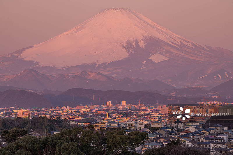 日本神奈川县富士山雪景及居民区图片素材