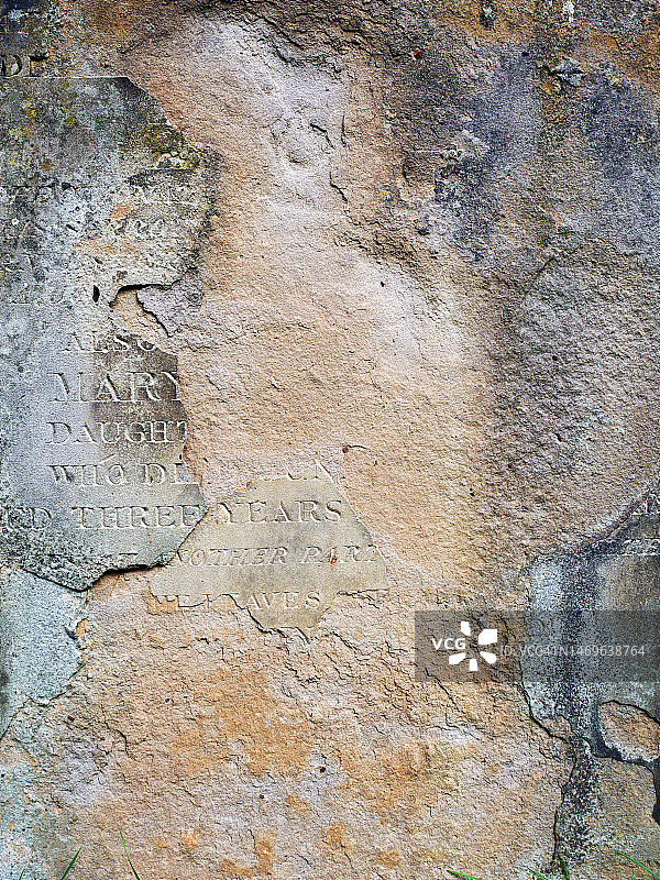 伦敦布朗普顿公墓中风化的石碑图片素材