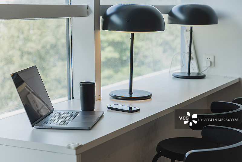 带有灯、笔记本电脑的办公室场景（无人）图片素材