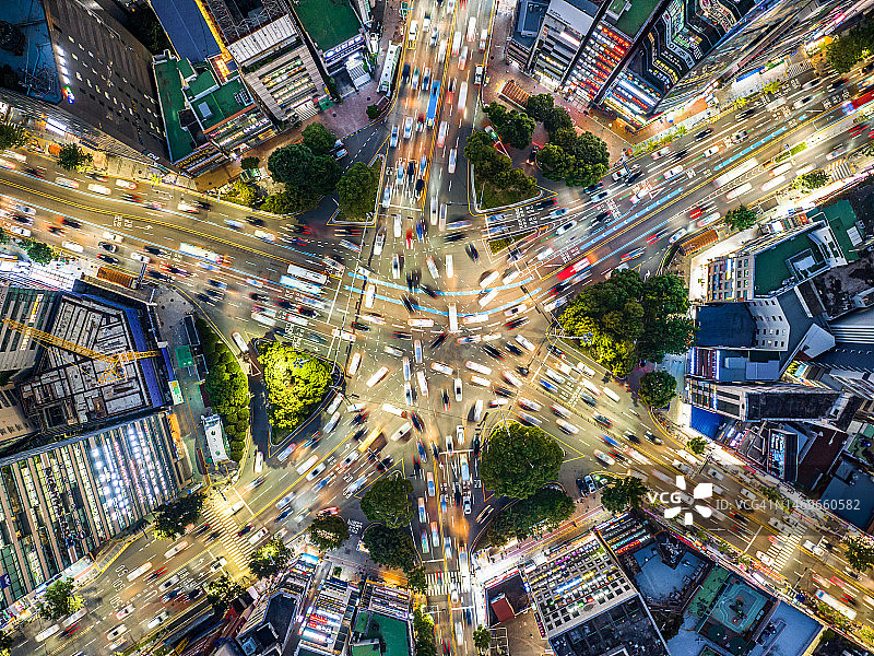 夜晚十字路口的车流航拍图片素材