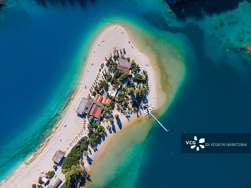 度假海滩泻湖鸟瞰图，白色沙滩和湛蓝海水图片素材