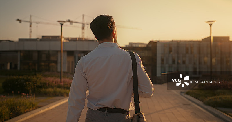 在城市通勤上班的商务男士背影图片素材