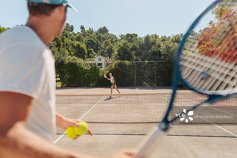 相爱的情侣一起打网球图片素材