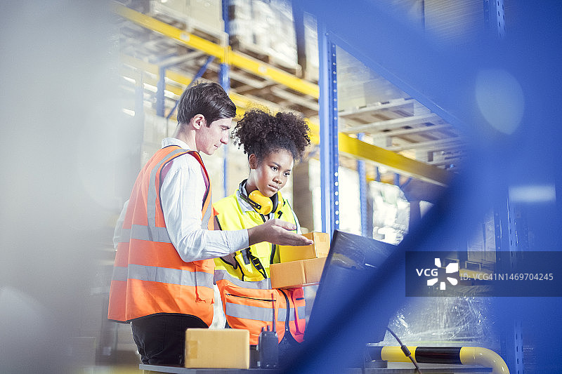 仓库里一起工作的男工人和女工人图片素材