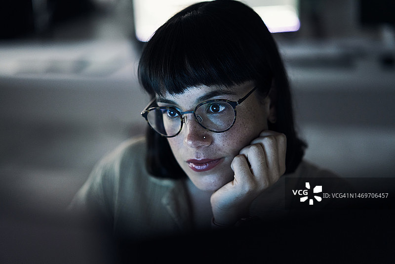电脑编程和网页设计的商务女性，蓝光和眼镜，网络安全数据图片素材