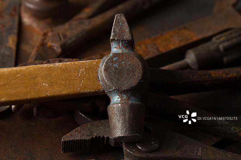 一套脏污的旧工具：锁匠和金属加工车间的设备图片素材