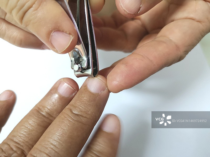 用指甲刀修剪中指指甲图片素材
