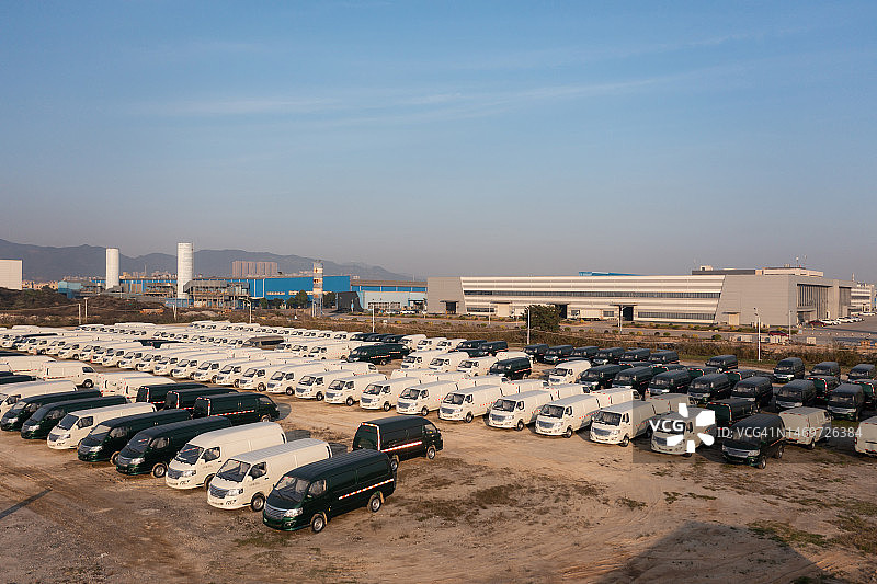 停放在室外的电动皮卡车图片素材