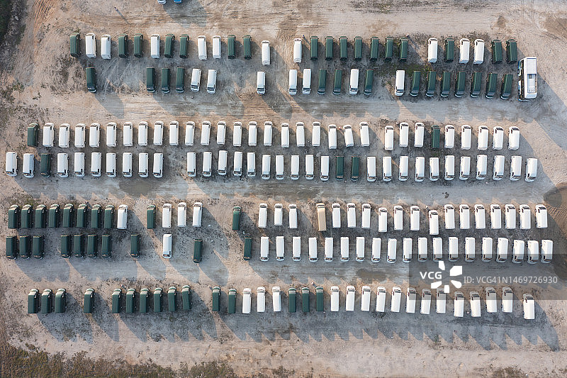 停放在室外的电动皮卡车图片素材