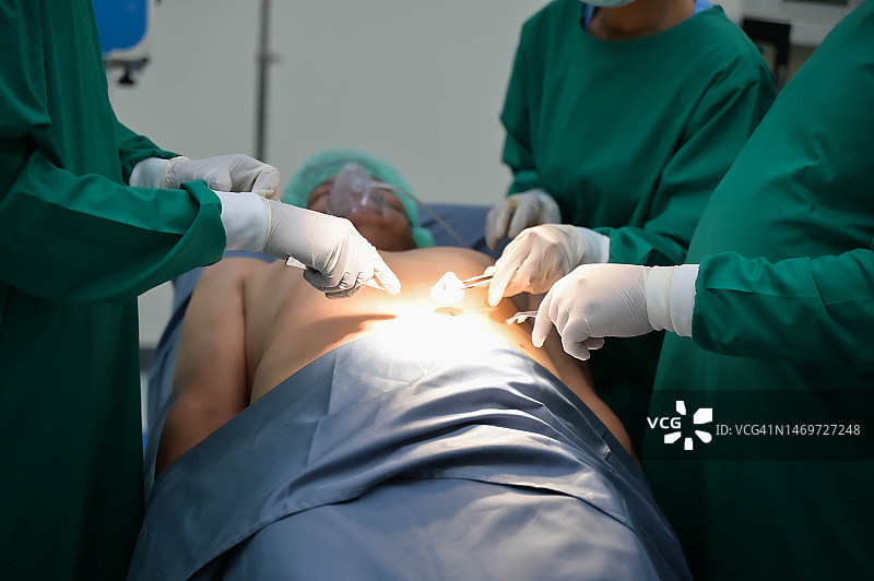 手术室里的一群外科医生图片素材