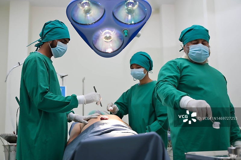 手术室里的一群外科医生图片素材