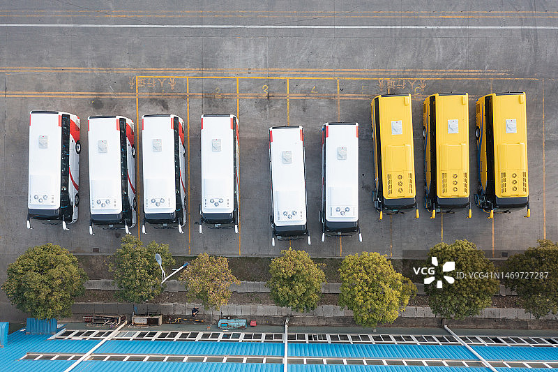 停在停车场的电动巴士的俯视特写图片素材