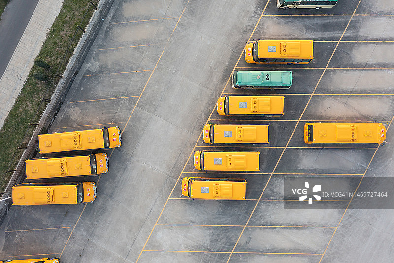 工厂停车场内的电动巴士航拍图片素材