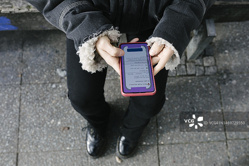 用智能手机发信息的妇女高角度视图图片素材