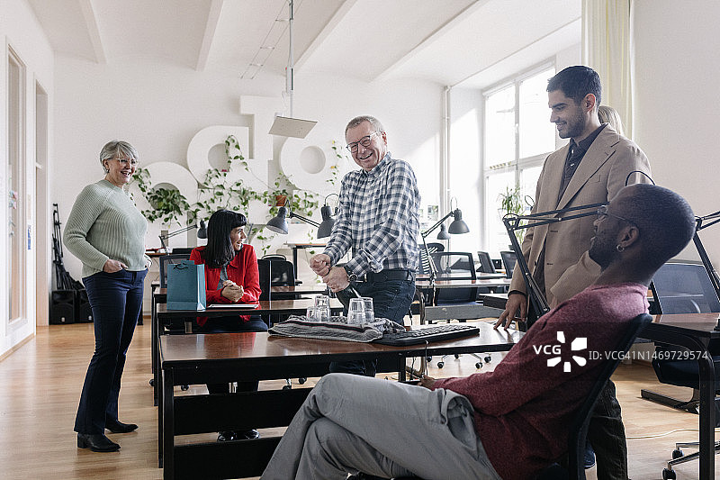 商务同事举杯庆祝图片素材