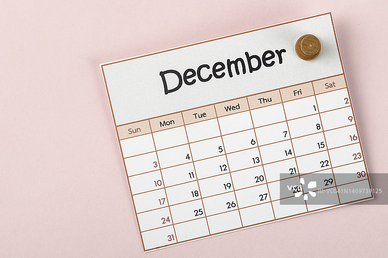 2023年台历：十二月是规划和截止的月份，图钉置于纸质背景上。图片素材