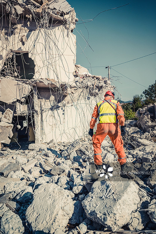 救援队在被毁建筑物中搜寻图片素材