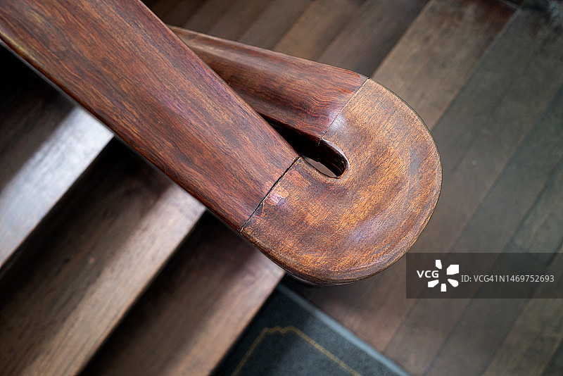 木制楼梯扶手的俯视图图片素材