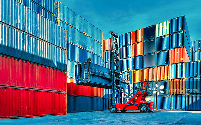 工头检查从货船装载集装箱，用于进出口图片素材