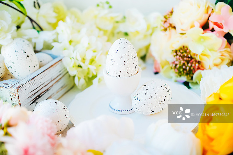 模糊花丛中的鹌鹑蛋图片素材