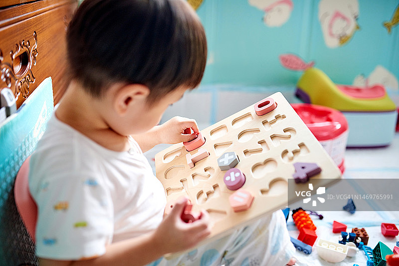 玩数字玩具拼图的小男孩图片素材