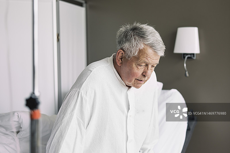 坐在病床上的生病老年男性患者图片素材