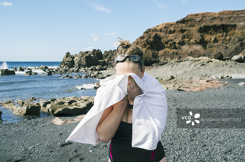 在海里游泳后的女游泳者图片素材