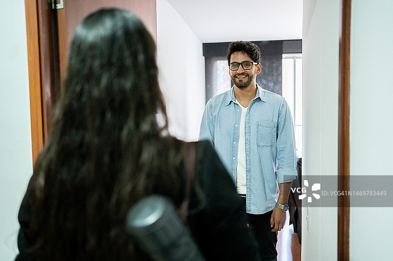 中年男人在家迎接女友图片素材