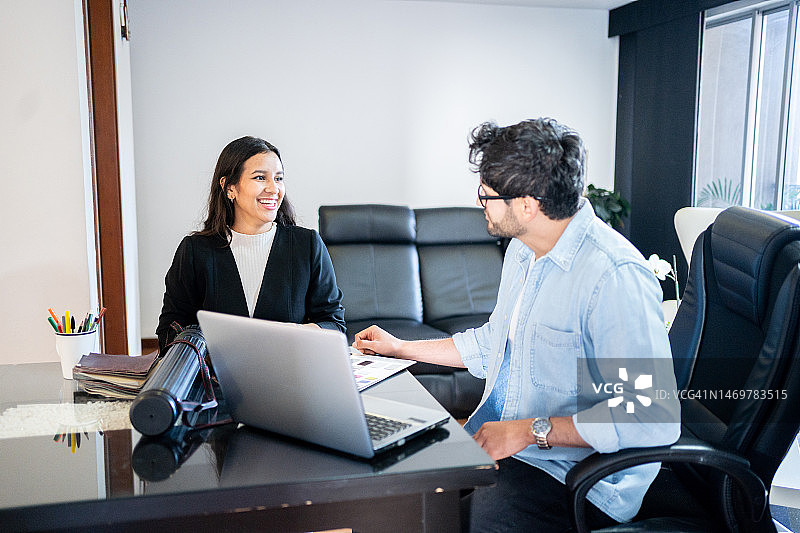 情侣在办公室谈论工作图片素材