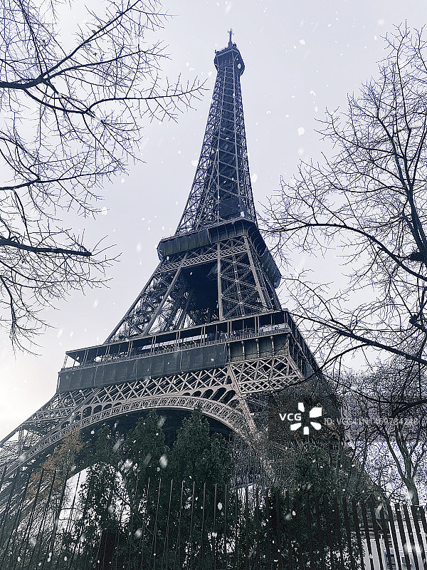 雪中的埃菲尔铁塔，法国巴黎图片素材