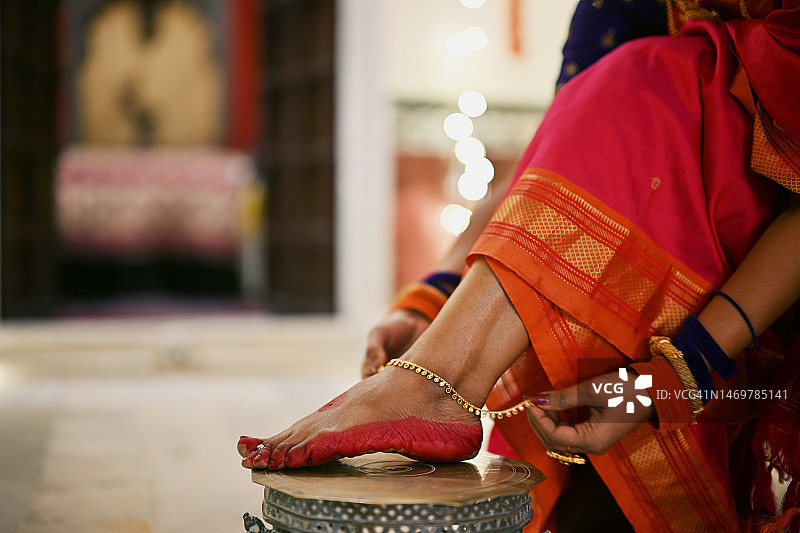 穿着脚链的女性的腿部特写图片素材