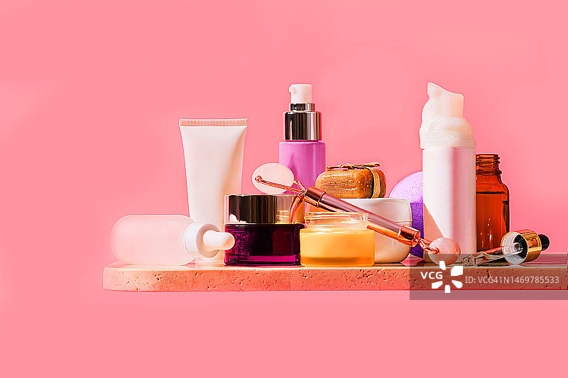 化妆品和大理石展示架上的护肤品套装图片素材
