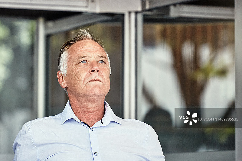 下巴高抬，面容焦虑的商人努力保持勇敢图片素材