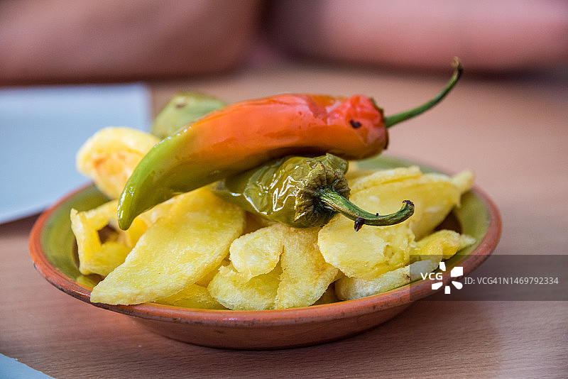 突尼斯炸薯条和绿色辣椒图片素材