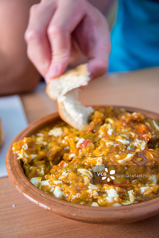 吃突尼斯烤肉配面包图片素材