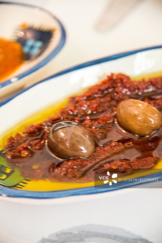 突尼斯哈里萨辣酱与橄榄图片素材